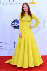 组图：朱丽安-摩尔柠檬色长裙亮相上围丰满