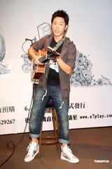 幻灯：韦礼安未发片气势惊人 受访难掩紧张生涩