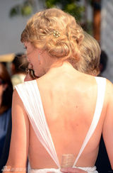 组图：青少年选择奖 斯威夫特白裙性感露背