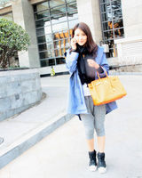 组图：贾青街拍LOOK 工装上衣搭配潮包