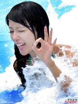 组图：冯淇儿38万隆胸 挺胸接受冲浪挑战