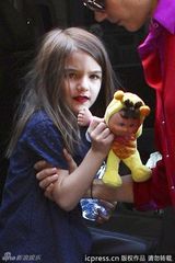 组图：小苏瑞亮相略施粉黛樱唇红 拿娃娃吓唬狗仔