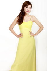 组图：陈美行性感晚礼服大秀事业线