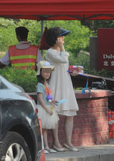 组图：王菲李亚鹏携女视察嫣然天使儿童医院