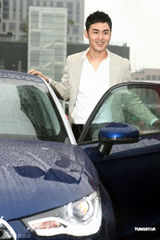 组图：阮经天帅气代言 期待新片合作黄晓明