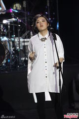 组图：刘思涵白衬衫酷帅开唱 回娘家谢粉丝