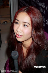 幻灯图集：邓丽欣平安夜忙工作 玫红色丝袜显喜庆