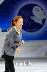 组图：韩星孙谭菲录制SBS台节目 秀花样滑冰风采