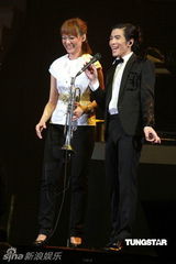 组图：萧敬腾唱《black or white》 向杰克逊致敬