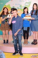 组图：朴宰范呼吁歌迷为海难祈祷 不知尼坤恋情