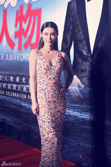 组图：韩丹彤芭莎盛典爆乳抢镜 力挺男神梁家辉