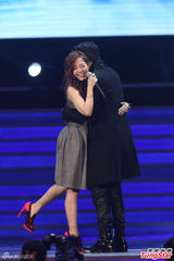 组图：中歌榜演唱会 王力宏张靓颖牵手压轴