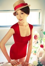 组图：王乐君贺春红裙写真 小性感显玲珑曲线