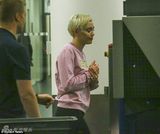 组图：麦莉机场脱衣安检心情不爽做鬼脸