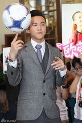 组图：欧萱变足球宝贝 《球在你脚下》进军中国