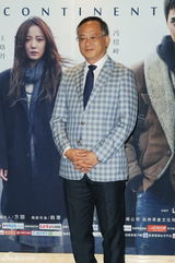 组图：《后会无期》首映发布会 韩寒牵狗走红毯