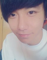 组图：清华校草李润东走红 女妆照生活照颜值爆表