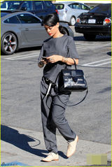 组图：蕾哈娜穿潮服出门 红唇白皮鞋中性魅力足