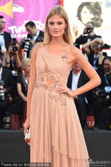 组图：威尼斯开幕 超模康士坦茨着裸色裙变仙女