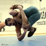 组图：橡胶舞者极度肢体扭曲 被调侃不需要女友