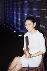 组图：梁静出席品牌活动 温婉柔美尽显知性