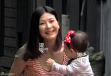 独家：童蕾高档小区抱女孩玩耍 疑似女儿曝光