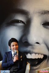 组图：金起范在沪见面会 西装卖萌大方秀中文