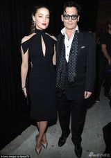 组图：秃顶也有型！约翰尼-德普穿炫酷皮衣赶戏