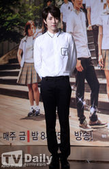 组图：金赛纶出席发布会 一袭白衣小清新