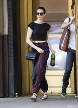 组图：海瑟薇民族风装扮抢眼 大步流星一脸甜笑