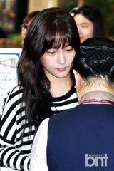 组图：T-ara机场齐亮相 墨镜热裤超时尚