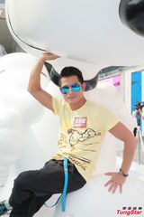 组图：郭富城出席活动抱萌狗 称与电影恋爱中