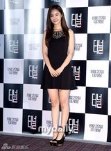 组图：李诗元郑诗妍出席发布迷你裙险走光