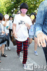 组图：Super Junior回归赴电视台彩排 粉丝围堵拍照忙