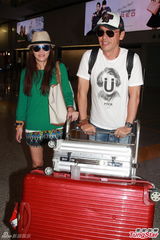 组图：钟镇涛婚后回香港 亲吻爱妻满脸幸福