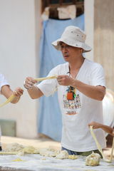 组图：吴妈跟驴交朋友 萌娃带宝宝变小家长