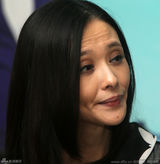 组图：萧淑慎花裙翩翩 变表情帝鱼尾纹重显老态