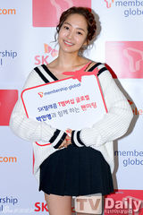 组图：朴敏英粉丝会露香肩 甜美微笑身姿俏