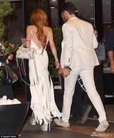 组图：林赛与白衣帅哥进酒店 拉面长裙大露美背