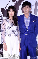 组图：《哭泣的男人》张东健蓝色西服儒雅亮相