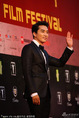 组图：韩国“偶吧”宋承宪亮相 西装微笑有型