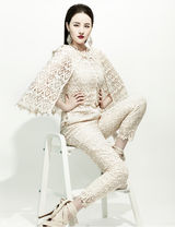 组图：刘小小演绎蕾丝复古装 性感婀娜