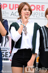 组图：韩女团AOA运动装亮相难掩性感美腿