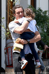 组图：奥兰多爱子心切紧抱不放 小弗林一脸郁闷