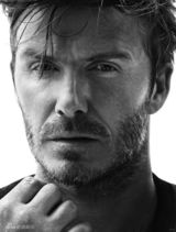 组图：贝克汉姆登内衣广告 肌肉映纹身狂野性感