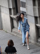 组图：林志玲高开叉长裙秀玉腿 卖萌比V显童趣