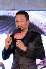 组图：张涵予称杨子荣附体 打飞机腰伤没复发