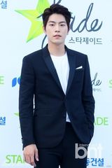 组图：韩星洪宗玄拍写真 展休闲暖男魅力