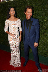 组图：马修-麦康纳携设计师妻子亮相红毯