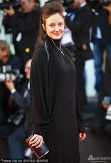 组图：威尼斯开幕红毯 女星安德丽亚着黑色长裙